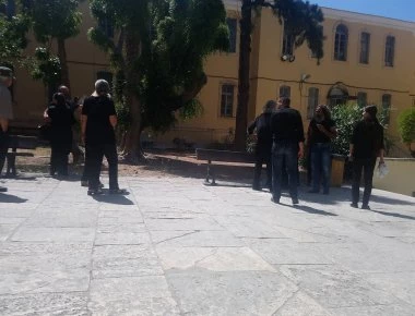 Τεταμμένο κλίμα και επεισόδεια στην δίκη του Μανώλη Στρατάκη